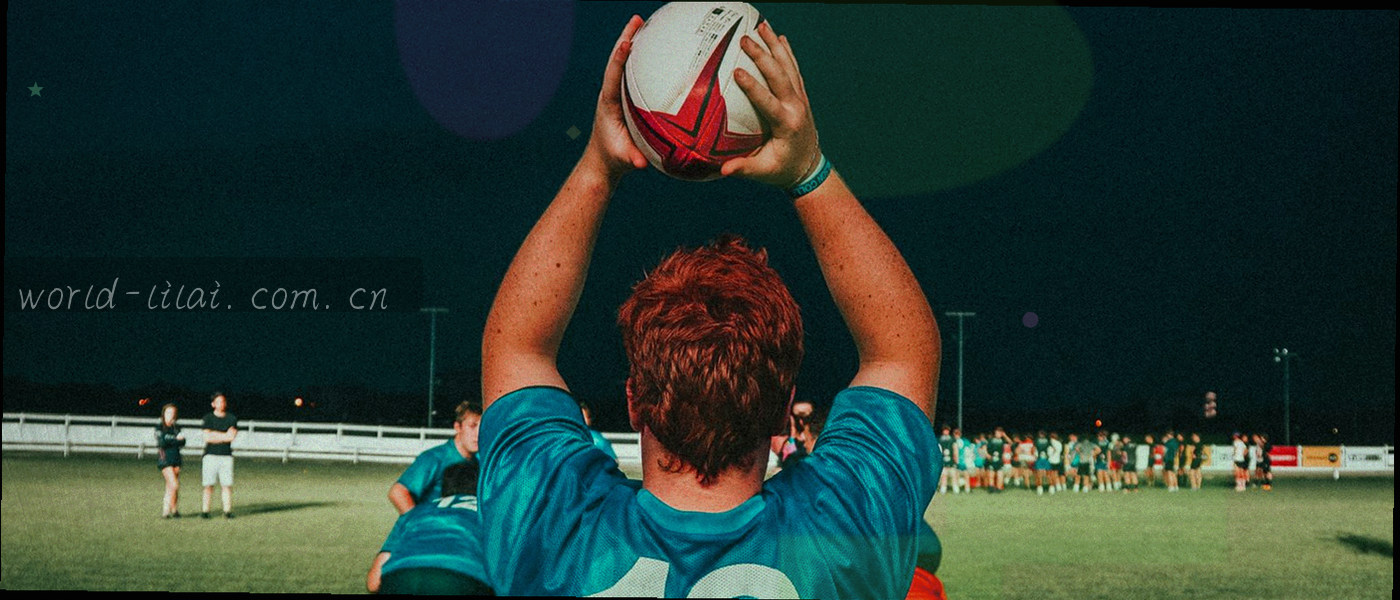 球场边线的斜切构图与沙丘弧线拼接，暖橙与雪青对撞，画面留白处便于叠加标题